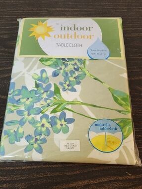Indoor / Outdoor Umbrella Tablecloth  Water Repellent 70" Square Nwt